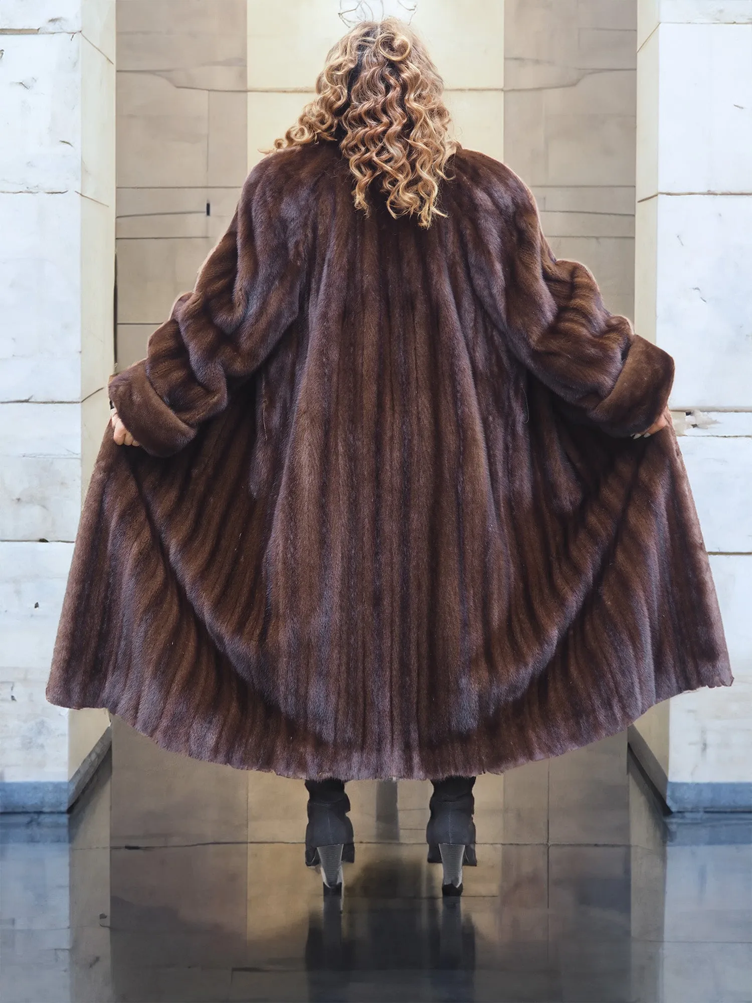 Luxurious Mahogany Lunaraine Canadian Mink Fur Coat By Creeds L/XL